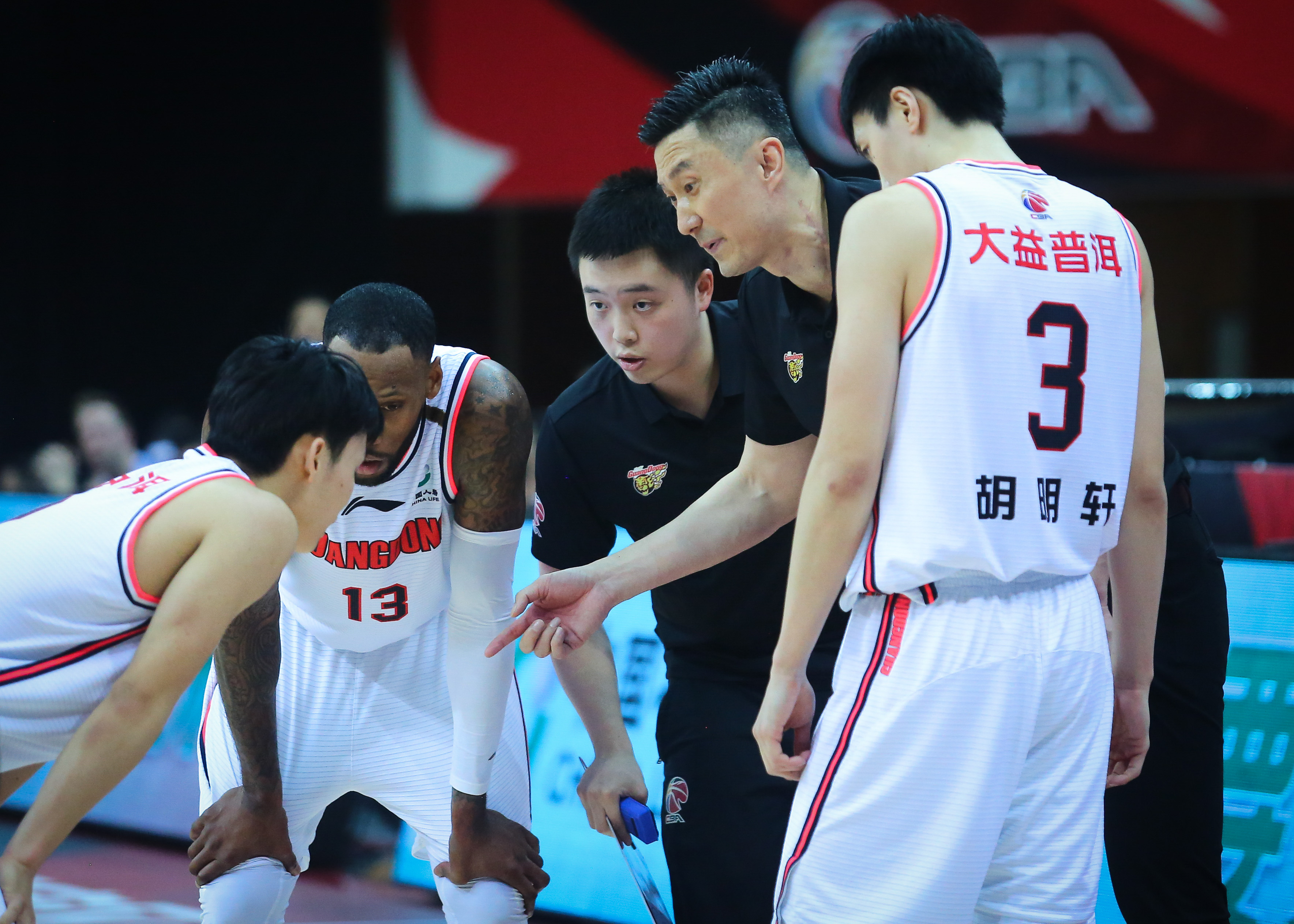 上海男篮在客场大获全胜，展现团队实力(0713男团为什么没有俞灏明)