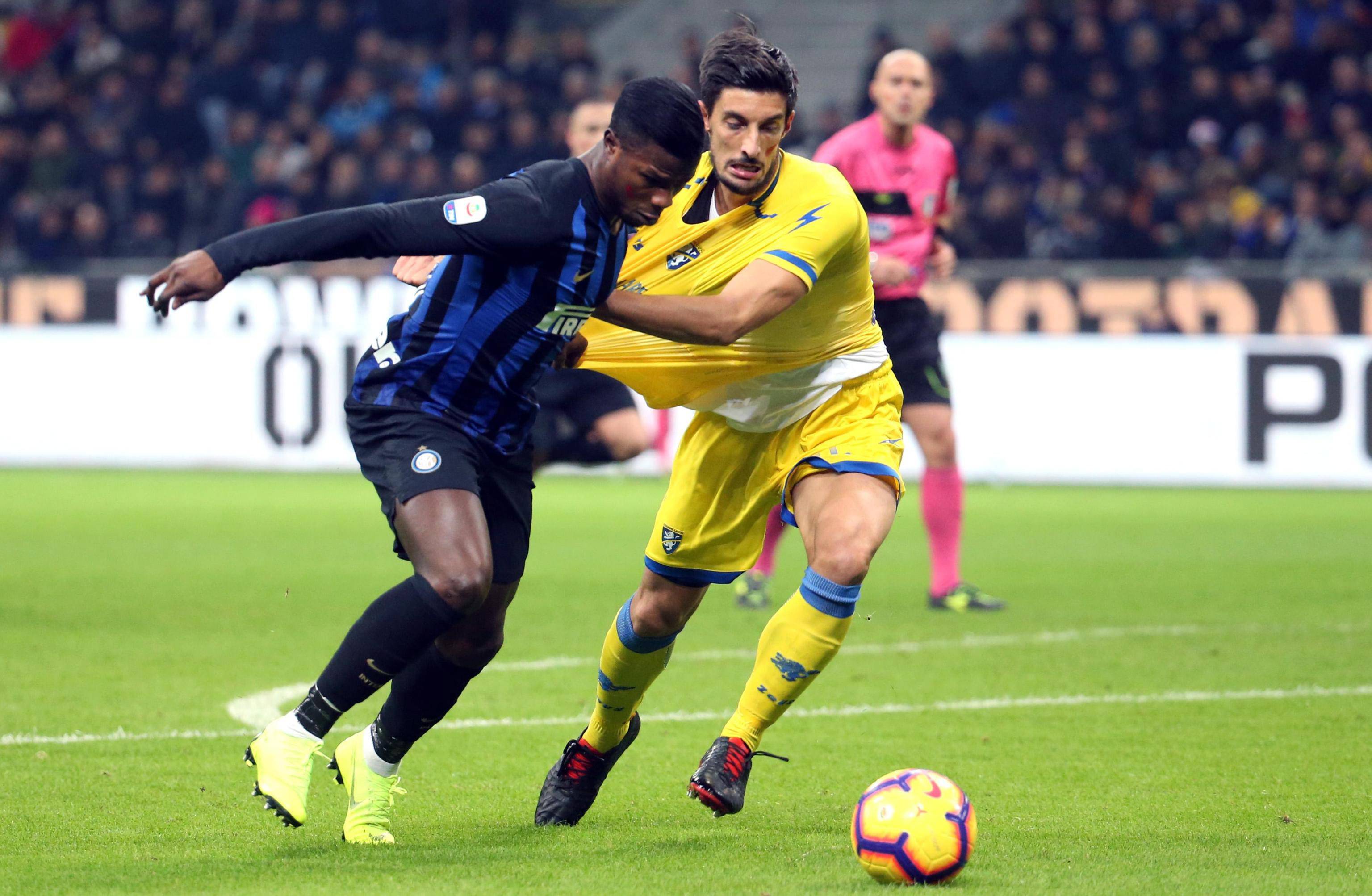 意甲赛场上演热血角逐,球员斗志昂扬(对篮球运动员在赛场上拼搏的描述) 意甲赛场上演热血角逐,球员斗志昂扬(对篮球运动员在赛场上拼搏的描述)