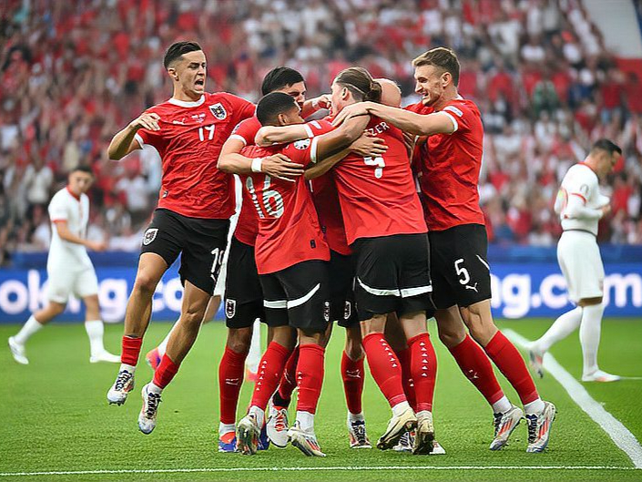 欧洲杯精彩继续，强队纷纷晋级下一轮