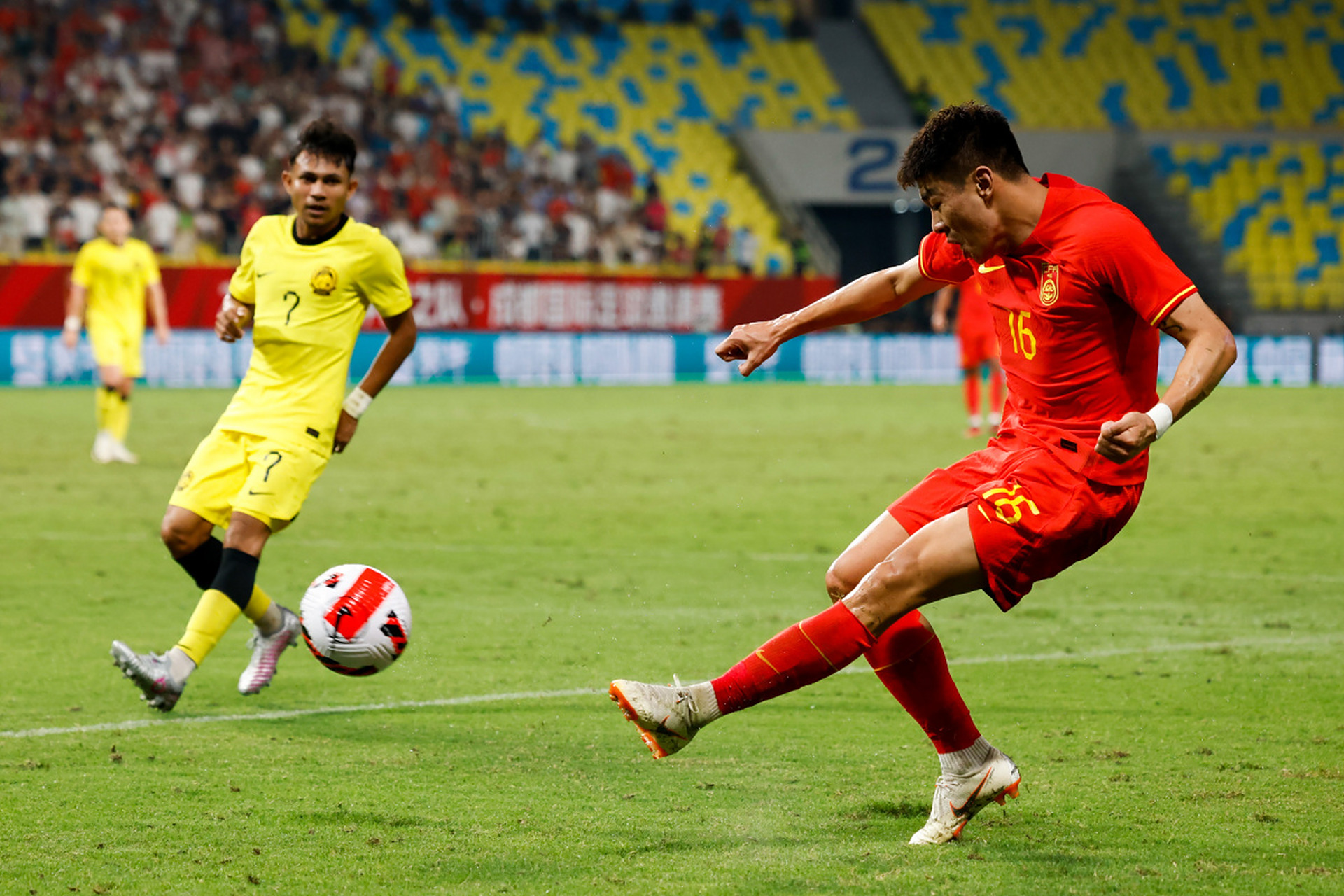 完美体育运营中心-中国足球联赛备受瞩目，球员士气高昂备战的简单介绍