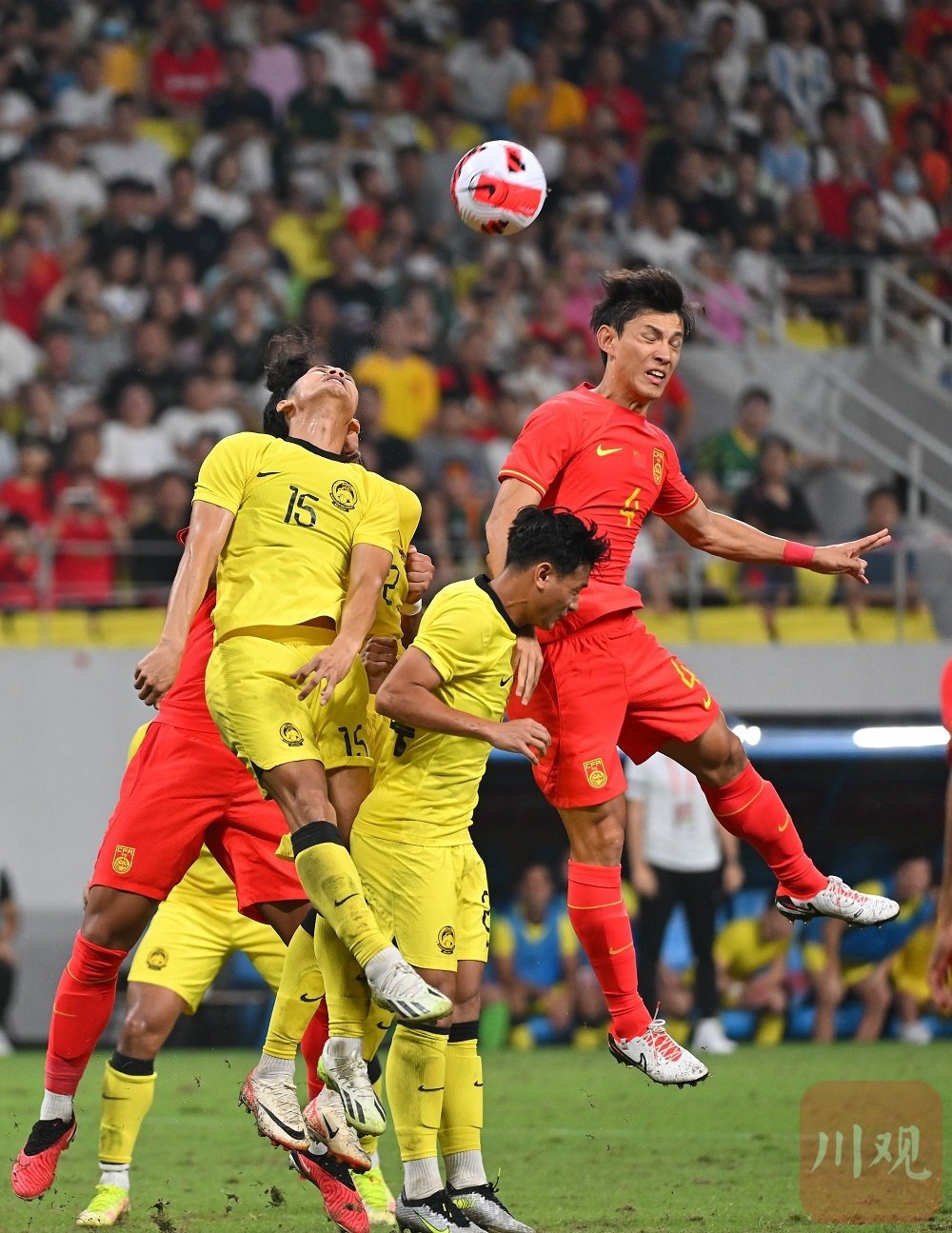 国内足球联赛精彩纷呈，球员表现引人注目