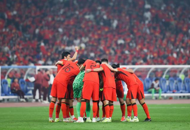 国内足球联赛精彩纷呈，球员表现引人注目